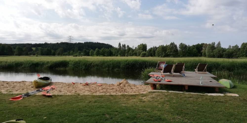 Plaża i pomost, a w oddali Góra Brzyścia