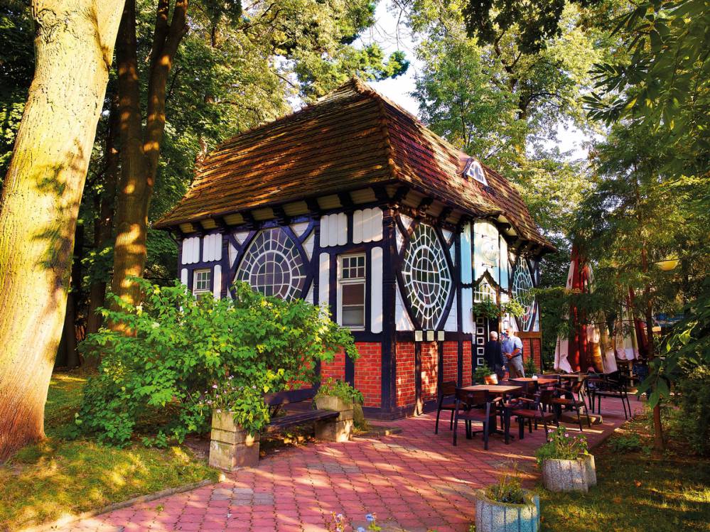 GOZCAŁKOWICE ZDRÓJ: SPACER PO OGRODACH